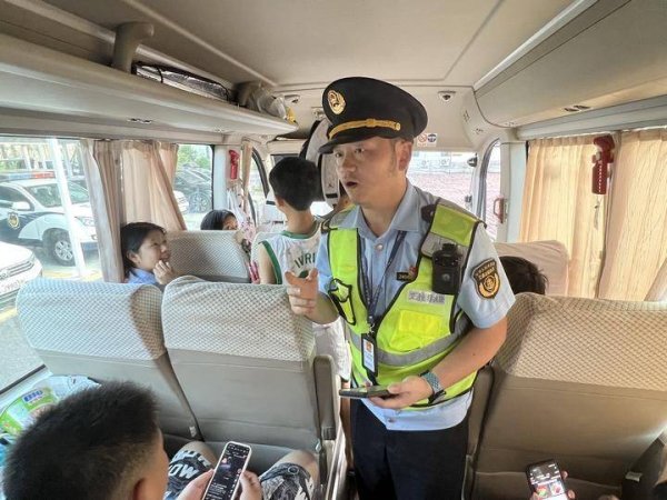 恒瑞易配 9座“黑车”挤满15人！交通执法人员暖心守护14名赴浙“小候鸟”
